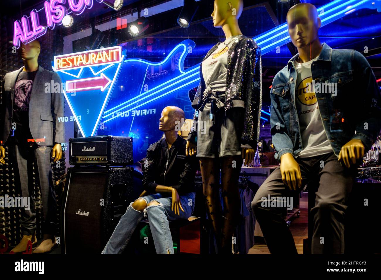 de ropa Hard Rock Cafe, Piccadilly Circus, Reino Unido Fotografía de stock - Alamy