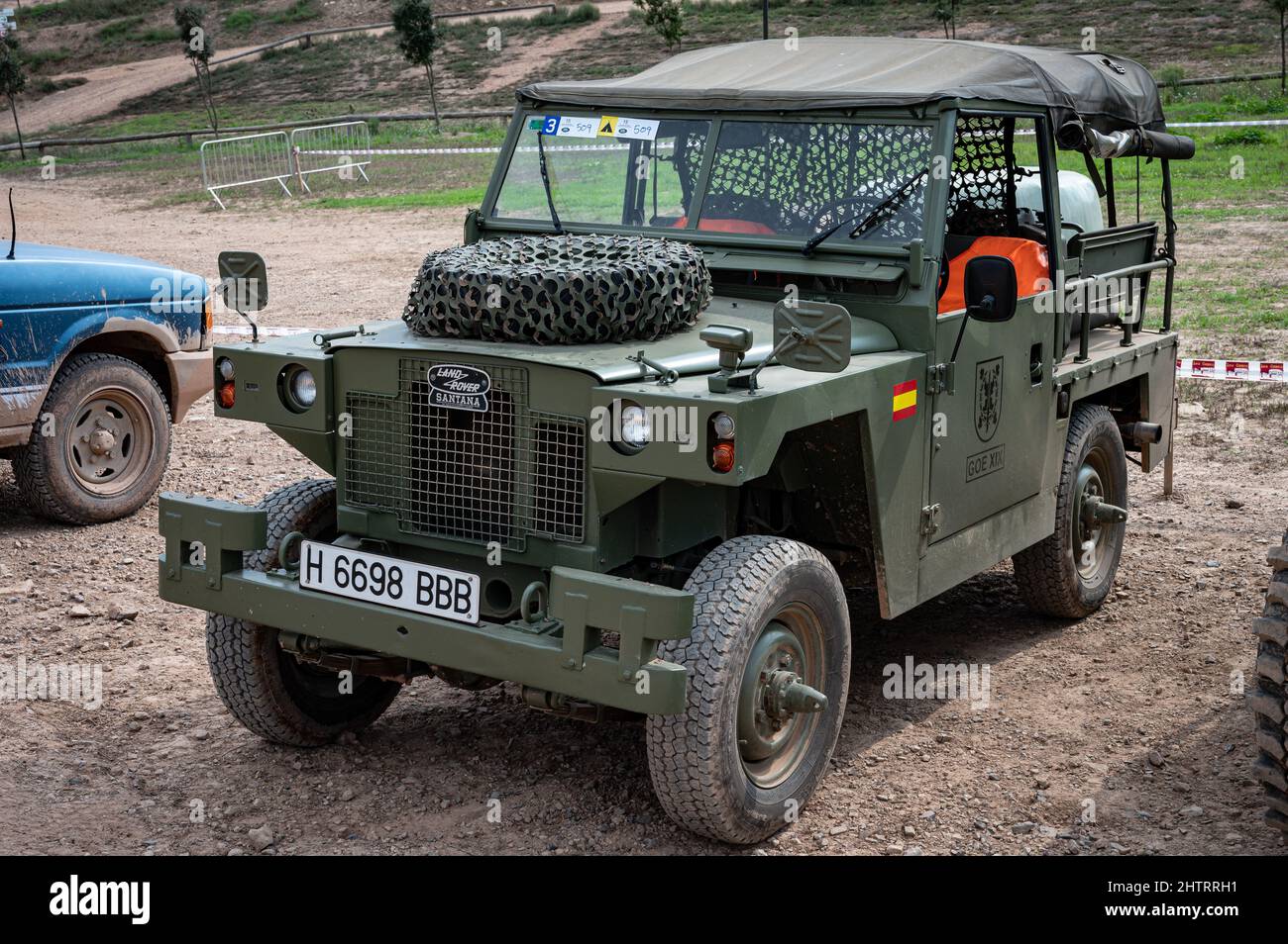 Primer plano del Land Rover del Ejército Santana Ligero estacionado en