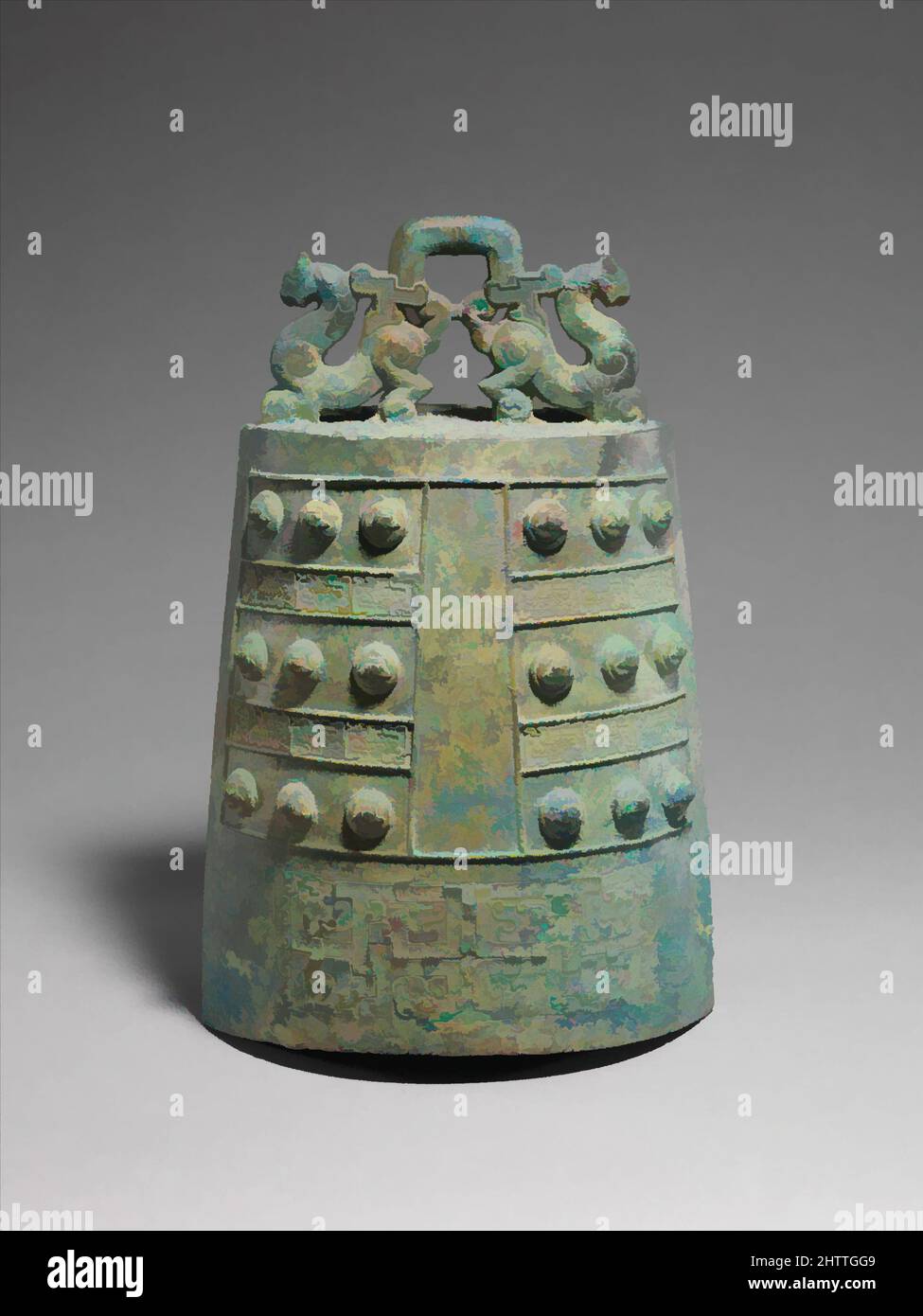 Arte inspirado en 春秋 青銅鐘, Bell (Zhong), dinastía Zhou oriental, período de primavera y otoño (770–476 a.C.), principios del siglo 5th a.C., China, bronce, H. 15 in. (38,3 cm); An. 9 5/8 pulg. (24,4 cm); D. 7 pulg. (17,8 cm), metal, juegos de campanas fueron un aspecto importante de la producción de bronce de Zhou. Ellos, obras clásicas modernizadas por Artotop con un toque de modernidad. Formas, color y valor, atractivo impacto visual en el arte Emociones a través de la libertad de las obras de arte de una manera contemporánea. Un mensaje atemporal que busca una nueva dirección totalmente creativa. Artistas que se están volviendo al medio digital y creando el Artotop NFT Foto de stock