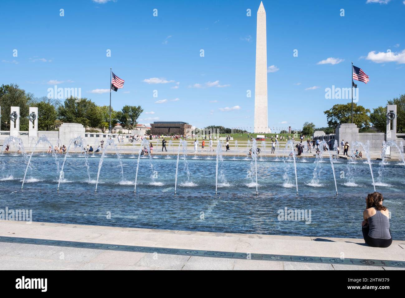 Washington, DC. Monumento conmemorativo de la Segunda Guerra Mundial con fuentes. Foto de stock
