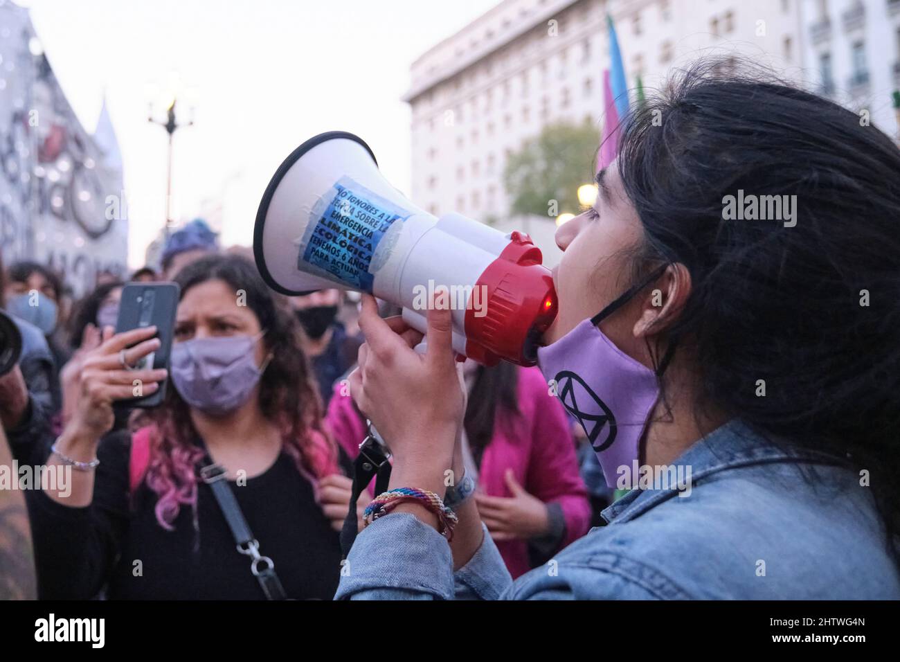 Buenos Aires, Argentina; 24 de septiembre de 2021: Global Climate Strike, joven activista femenina de XR, Rebellion Extinction, utiliza un megáfono para hablar con un cuervo Foto de stock