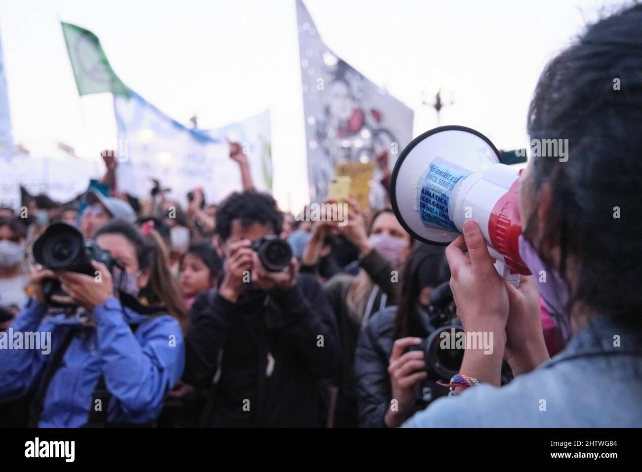 Buenos Aires, Argentina; 24 de septiembre de 2021: Ataque Climático Global, joven activista utiliza un megáfono para hablar con una multitud sobre la crisis climática. Fo Foto de stock