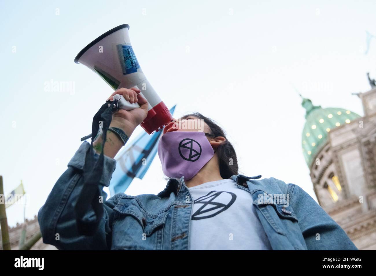 Buenos Aires, Argentina; 24 de septiembre de 2021: Global Climate Strike, joven activista femenina de XR, Rebellion Extinction, utiliza un megáfono para hablar sobre el Foto de stock