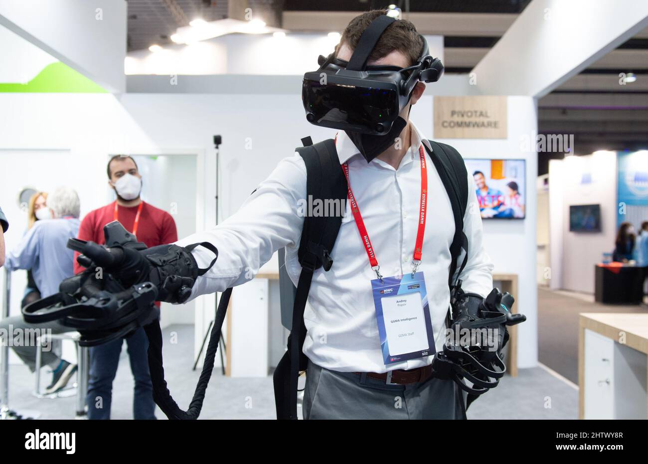 Barcelona, España. 2nd Mar, 2022. Un hombre prueba guantes y gafas VR HaptX  en el Mobile World Congress (CMM) en Barcelona, España, 2 de marzo de 2022.  La edición de 2022 del