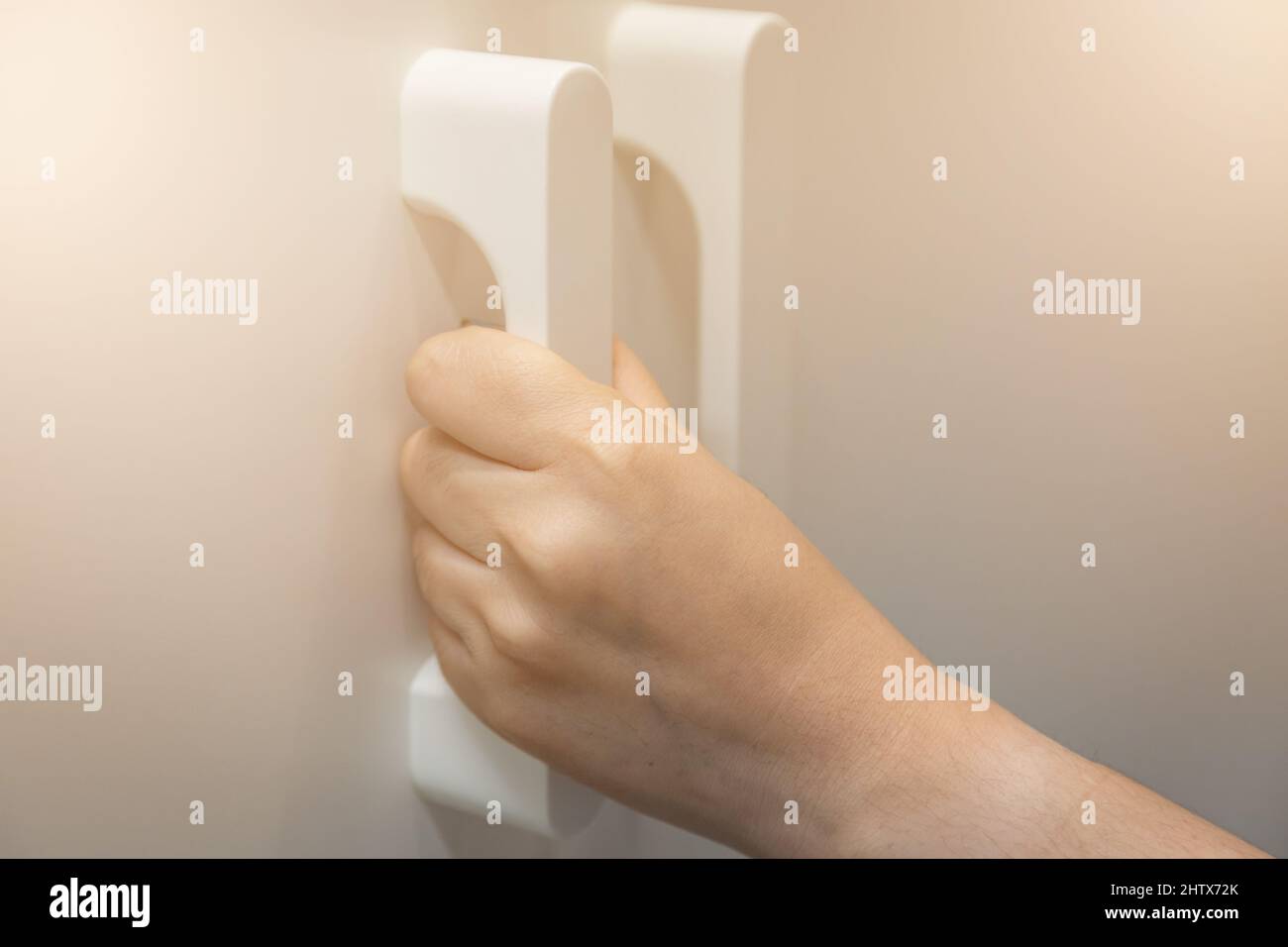 Mujer mano abierta armario uso para el fondo Fotografía de stock - Alamy