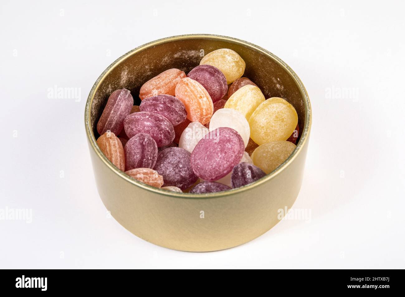 Caramelos de colores en una caja metálica sobre fondo blanco. Piruletas y  dulces Fotografía de stock - Alamy