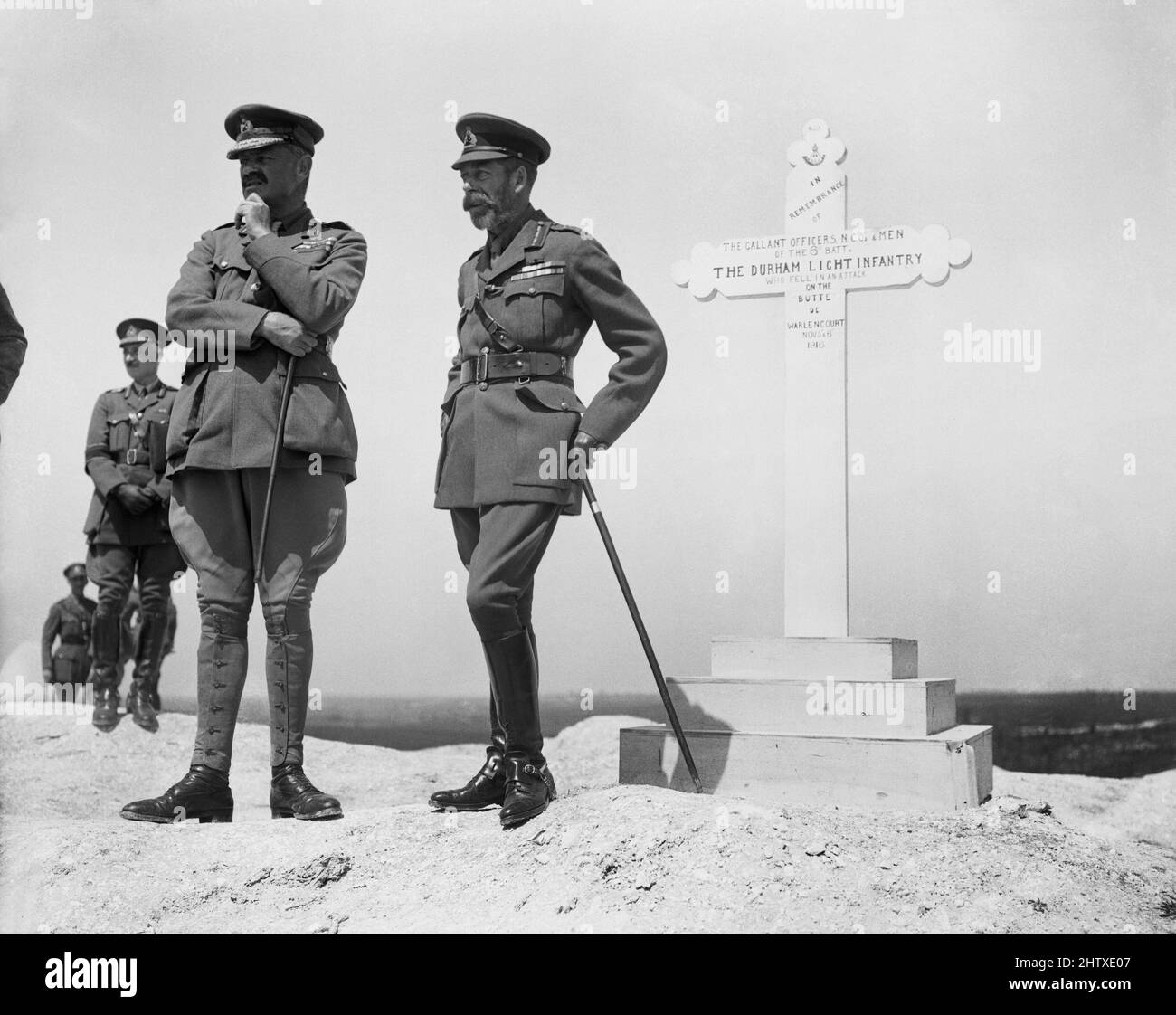 Rey George V con el general Sir Julian Byng, Comandante del Tercer Ejército en el Batallón 6th, Durham Light Infantry Memorial, Butte de Warlencourt, Le Sars, 12 de julio de 1917. Foto de stock