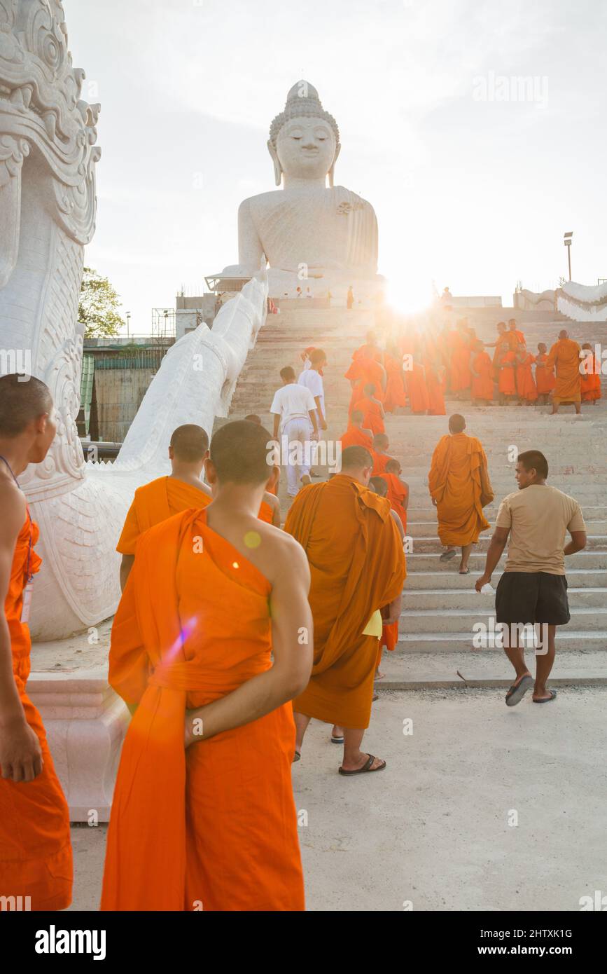 Jóvenes budistas vestidos de naranja cerca del Templo del Gran Buda en  Phuket, Tailandia. 28 de abril de 2019 Fotografía de stock - Alamy