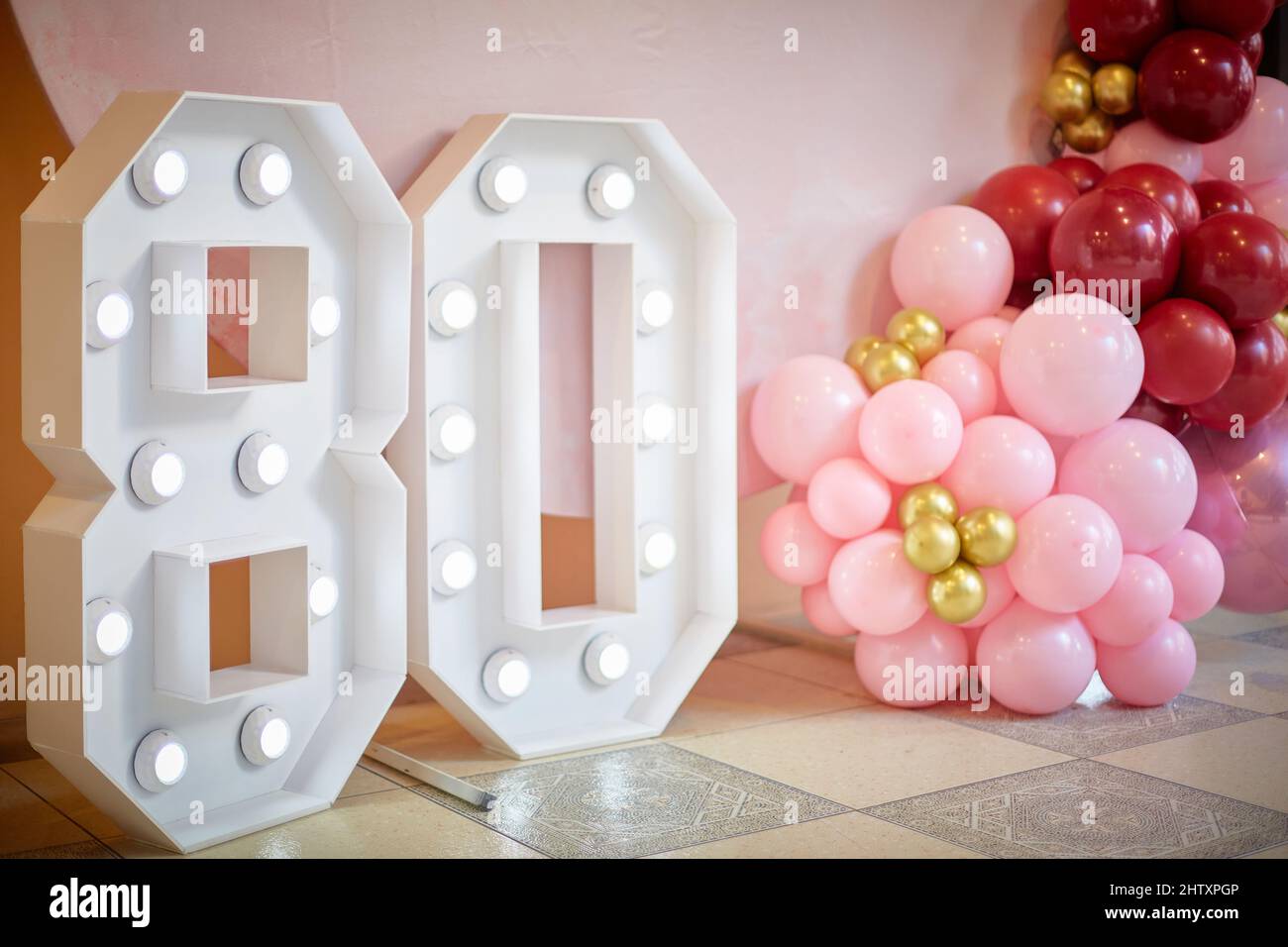 Cumpleaños 50 diseño de vector de globo. decoración de eventos de cumpleaños  y aniversario con 50 globos.