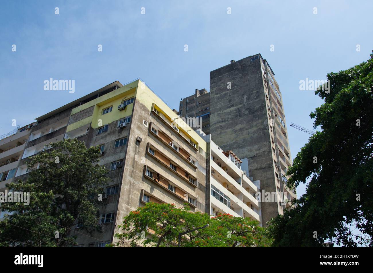 Altos edificios residenciales en el centro de Maputo, Mozambique Foto de stock
