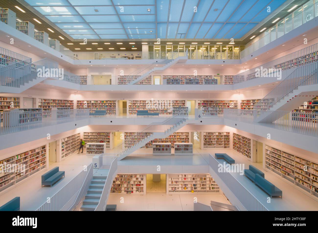 Arquitectura moderna, Biblioteca de la ciudad de Stuttgart, interior, Baden-Württemberg, Alemania Foto de stock