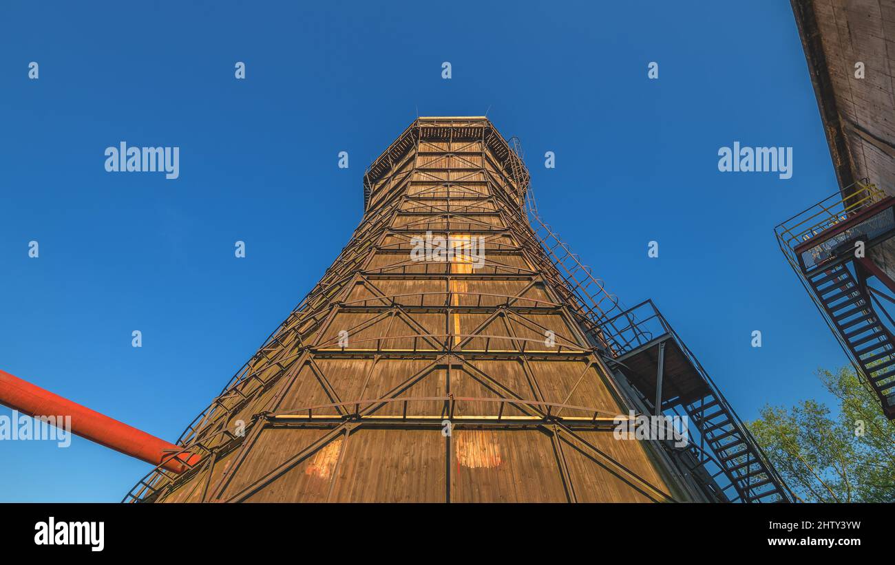 Antigua torre de refrigeración, Zollverein Colliery, Essen, Renania del Norte-Westfalia, Alemania Foto de stock