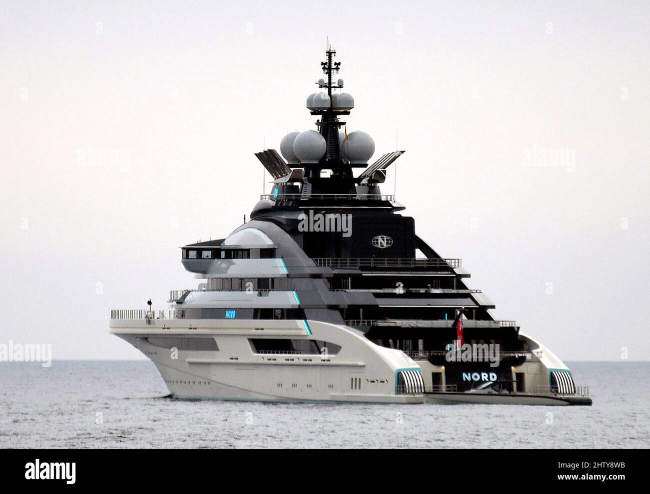Yacht Nord, de 142 metros de largo, propiedad del empresario ruso Alexei Mordashov, anclado en el Mar Mediterráneo, frente a la costa de Palma de Mallorca, Spa Foto de stock