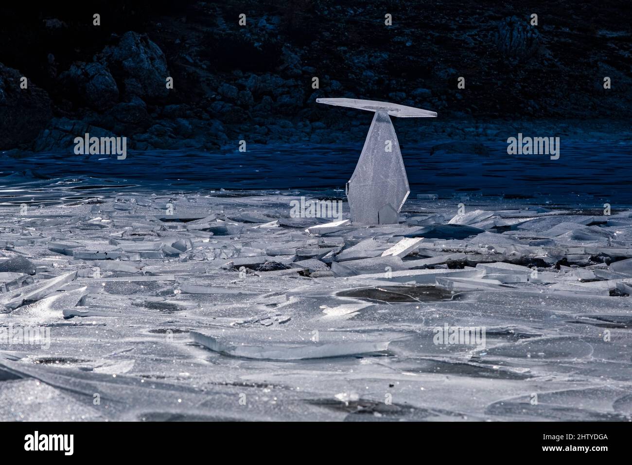 Hielo agrietado y una escultura de hielo del lago congelado Sorapiss. Foto de stock
