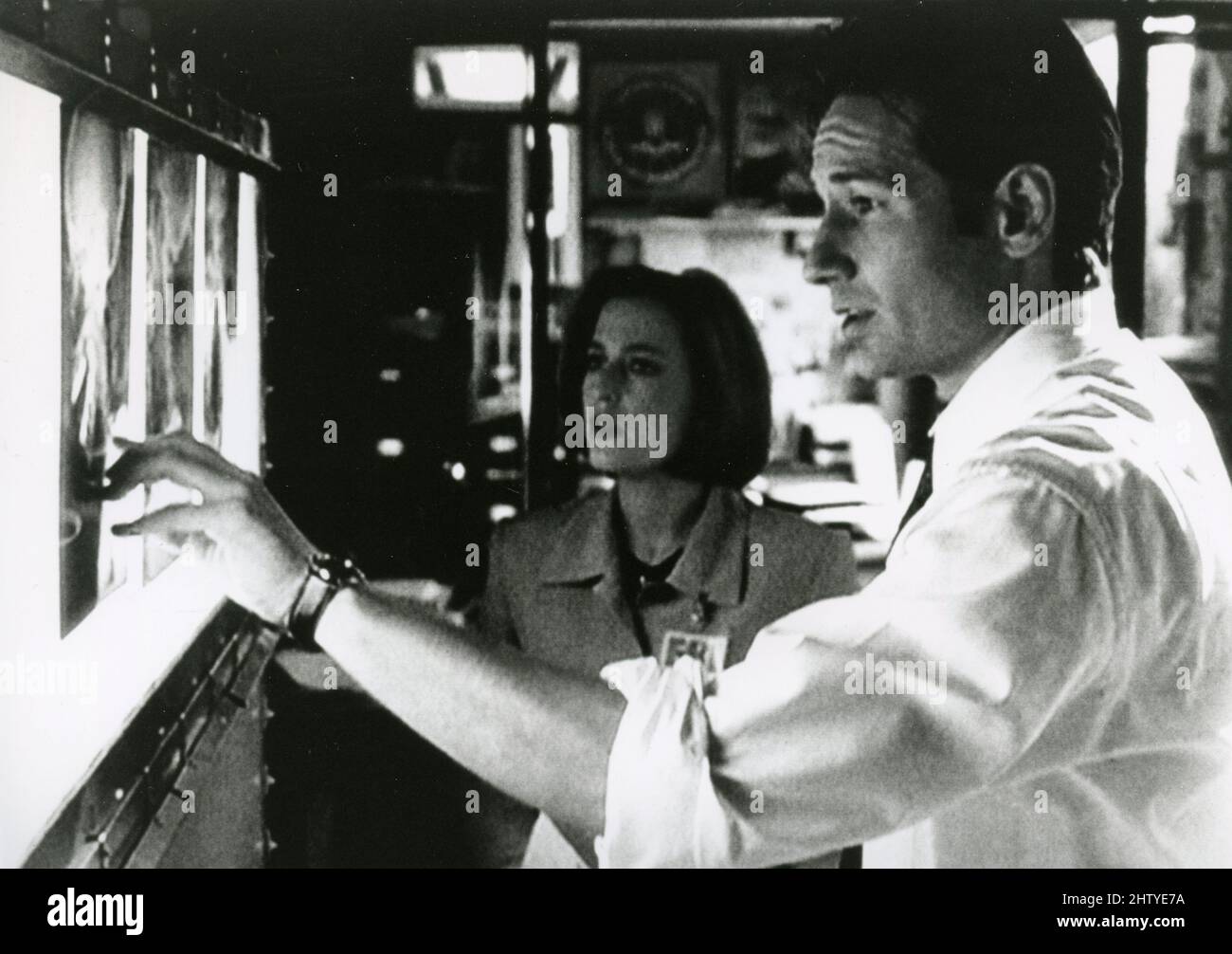 El actor David Duchovny y la actriz Gillian Anderson en las películas de televisión X-Files, USA 1997 Foto de stock