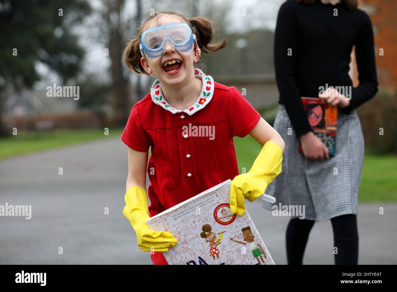 Chichester, West Sussex, Reino Unido. 03rd Mar, 2022. Florencia, de 6 años,  vestida de rojo como Ada Twist Scientist, un libro de Andrea Beaty  ilustrado por David Roberts, y su hermana Isabelle,