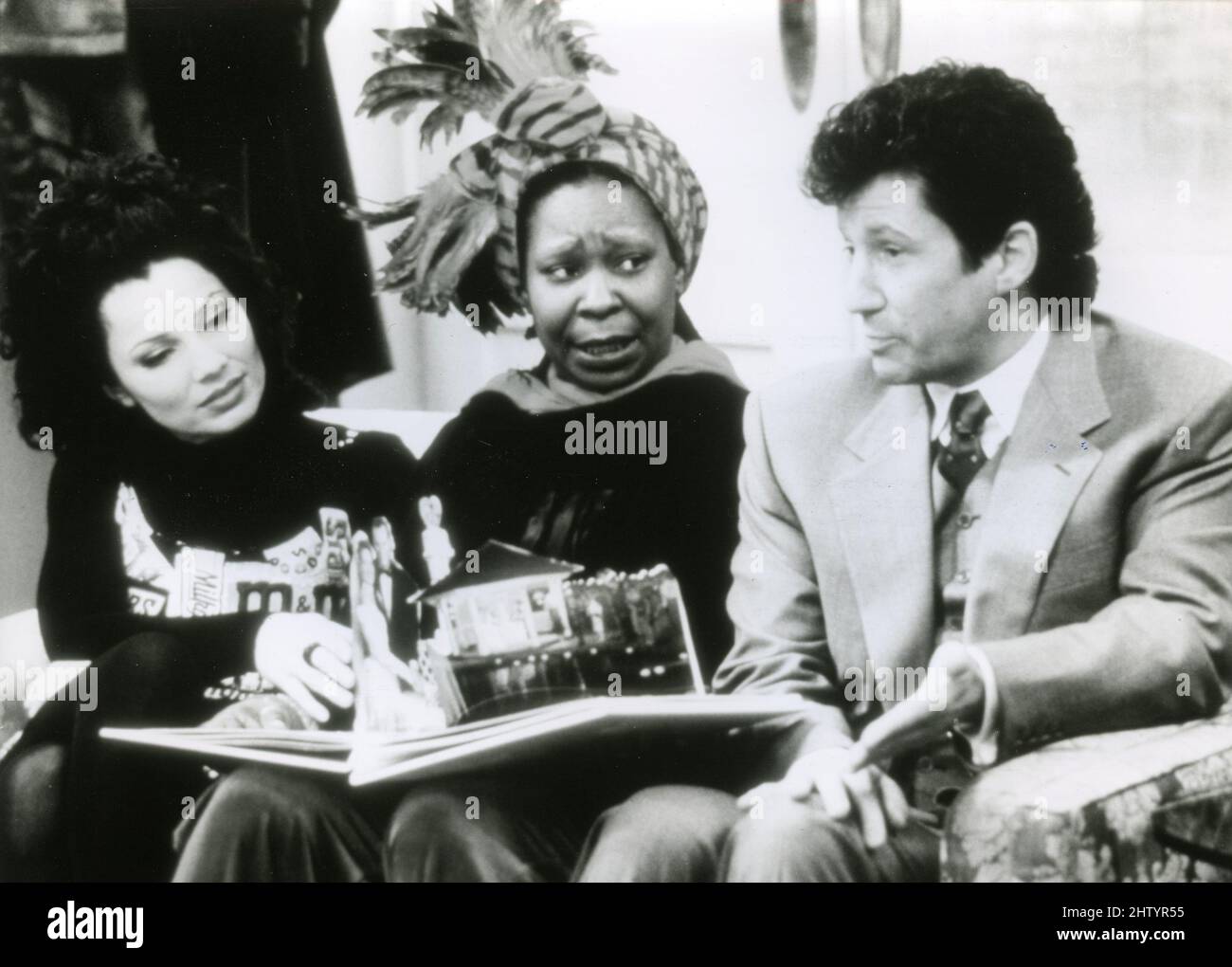 La actriz estadounidense Whoopi Goldberg, Fran Drescher y Charles Shaughnessy en la sitcom The Nanny, USA 1999 Foto de stock