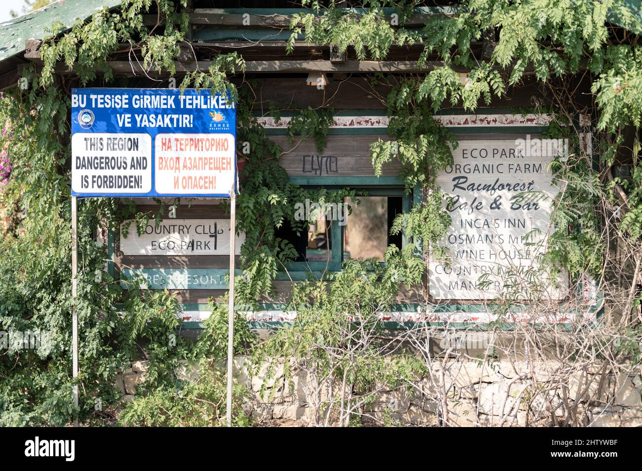 07.23.2021 Chamyuva, Turquía. Viajar a través de lugares abandonados peligrosos. Se prohíbe la inscripción de texto en la entrada rusa al territorio. ho Foto de stock