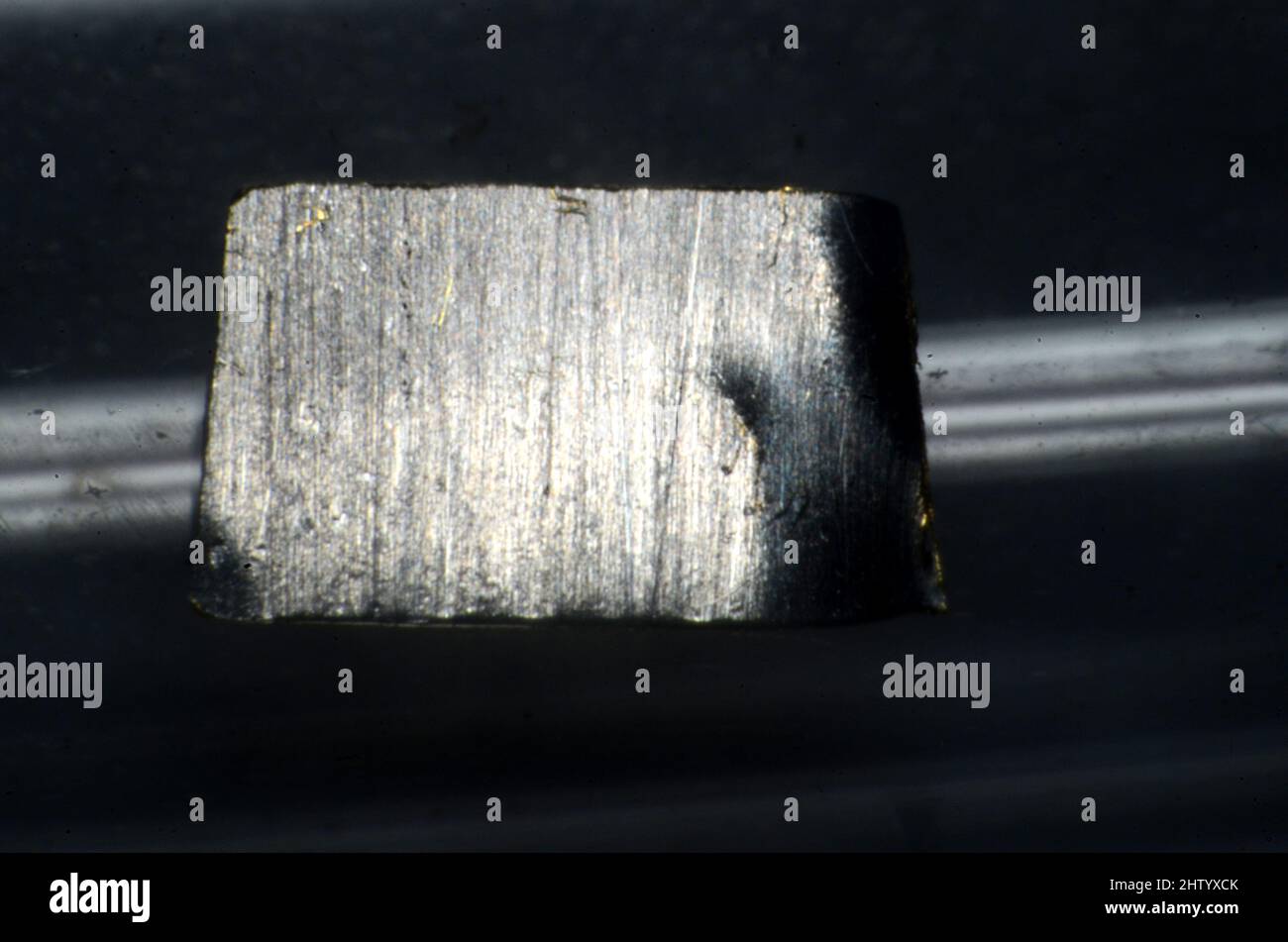 Fotografía microscópica de una pequeña pieza del elemento periódico n° 43 Technetium Foto de stock