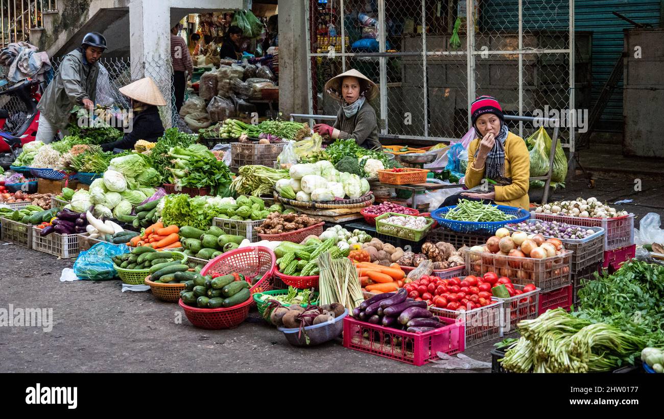 DALAT, LAM DONG, VIETNAM - 05 de diciembre de 2019: Mercado callejero del sudeste asiático antes del brote de la pandemia de Covid-19. Foto de stock