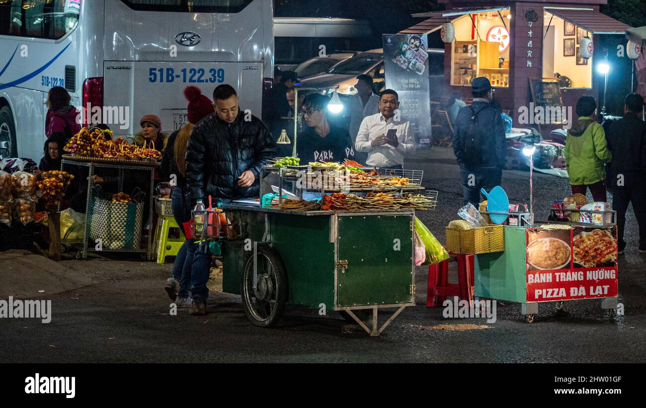 DALAT, LAM DONG, VIETNAM - 05 de diciembre de 2019: Mercado callejero del sudeste asiático antes del brote de la pandemia de Covid-19. Foto de stock