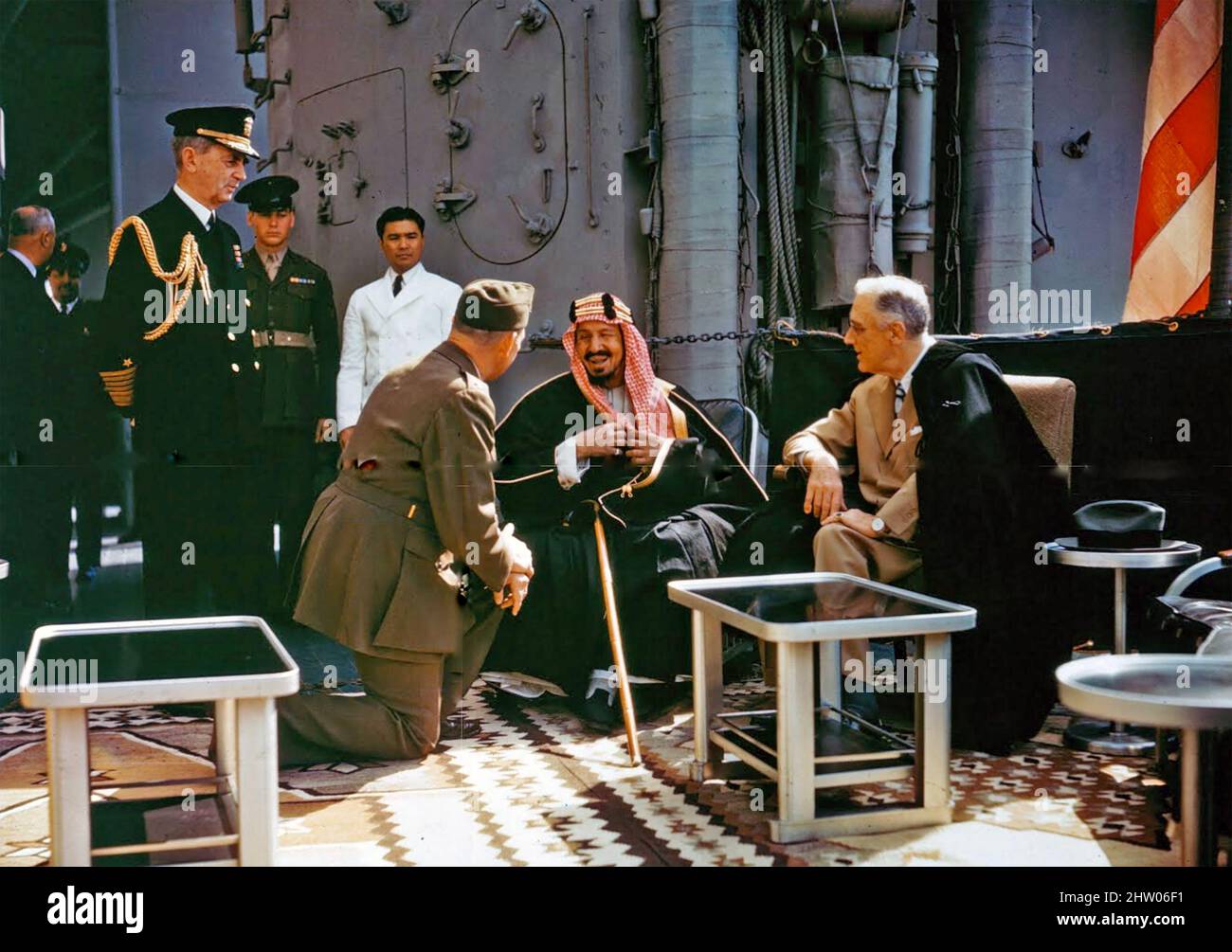 FRANKLIN D. ROOSEVELT, Presidente de los Estados Unidos, con el Rey Ibn Saud de Arabia Saudita a bordo del USS Quincy en la sección del Gran Lago Amargo del Canal de Suez, 14 de febrero de 1945, después de la Conferencia de Yalta. A la izquierda la figura alta del almirante William D, Leahy. La figura arrodillada si el coronel estadounidense Bill Eddy actúa como intérprete. Foto de stock