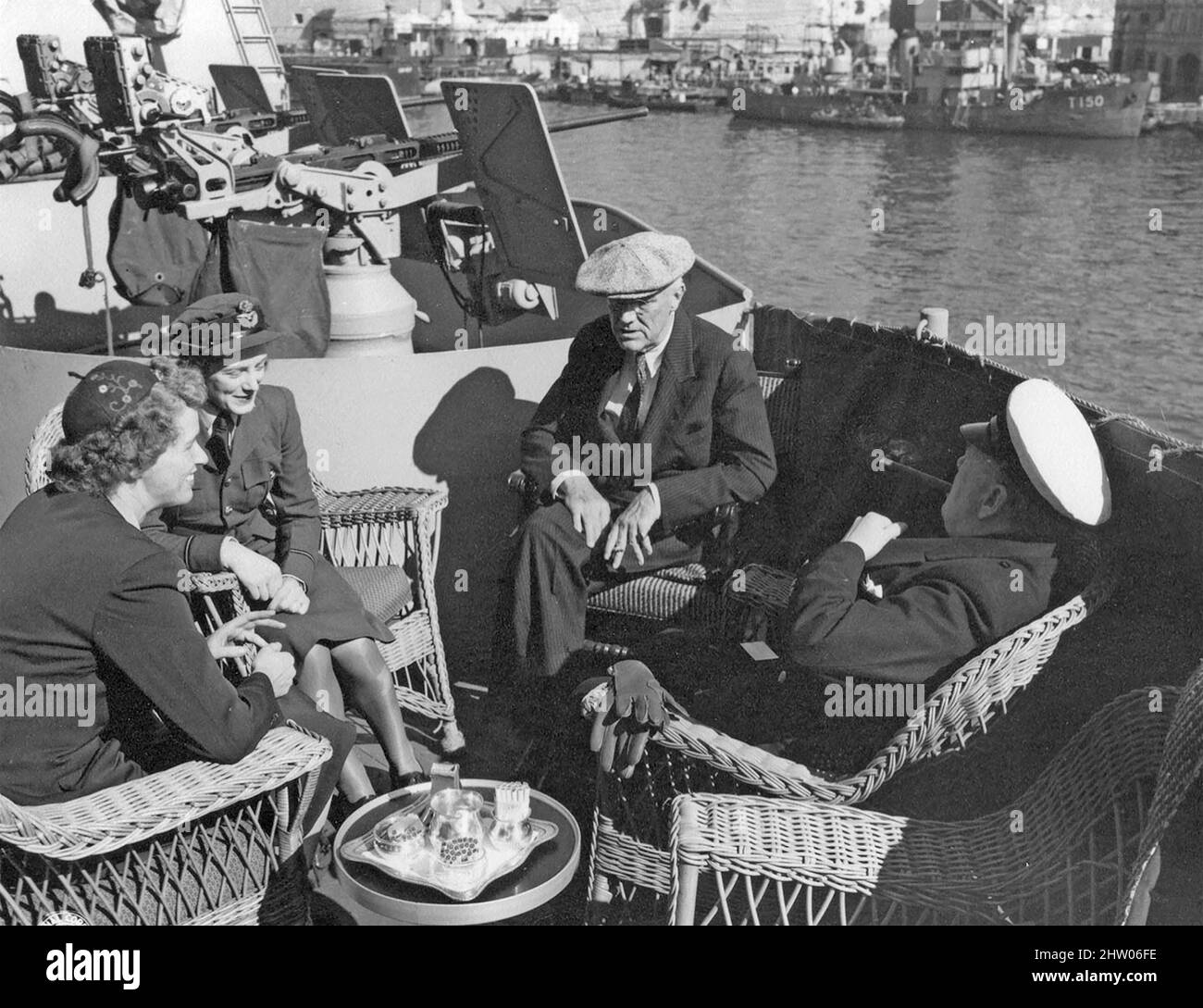 WINSTON CHURCHILL habla con Franklin D. Roosevelt a bordo del USS Quincy en el puerto de Malta antes de la Conferencia de Yalta en febrero de 1945. A la izquierda está Sarah, la hija de Churchill, junto a Anna Boettiger, la hija de Roosevelt Foto de stock