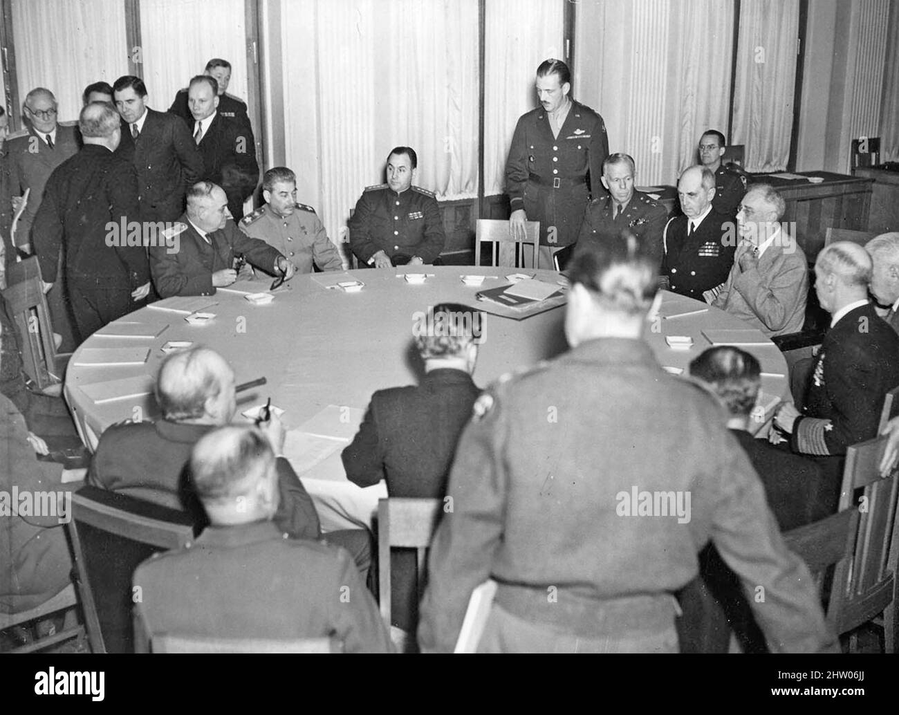 CONFERENCIA DE YALTA 4-11 de febrero de 1945. En el primer día sentado arriba a la izquierda está Stalin con Molotov a su izquierda y un traductor a su derecha. Roosevelt a la derecha en traje de luz está flanqueado por el Almirante William Leahy y el General George C. Marshall, Churchill está sentado a la izquierda con la cámara de atrás. Foto de stock