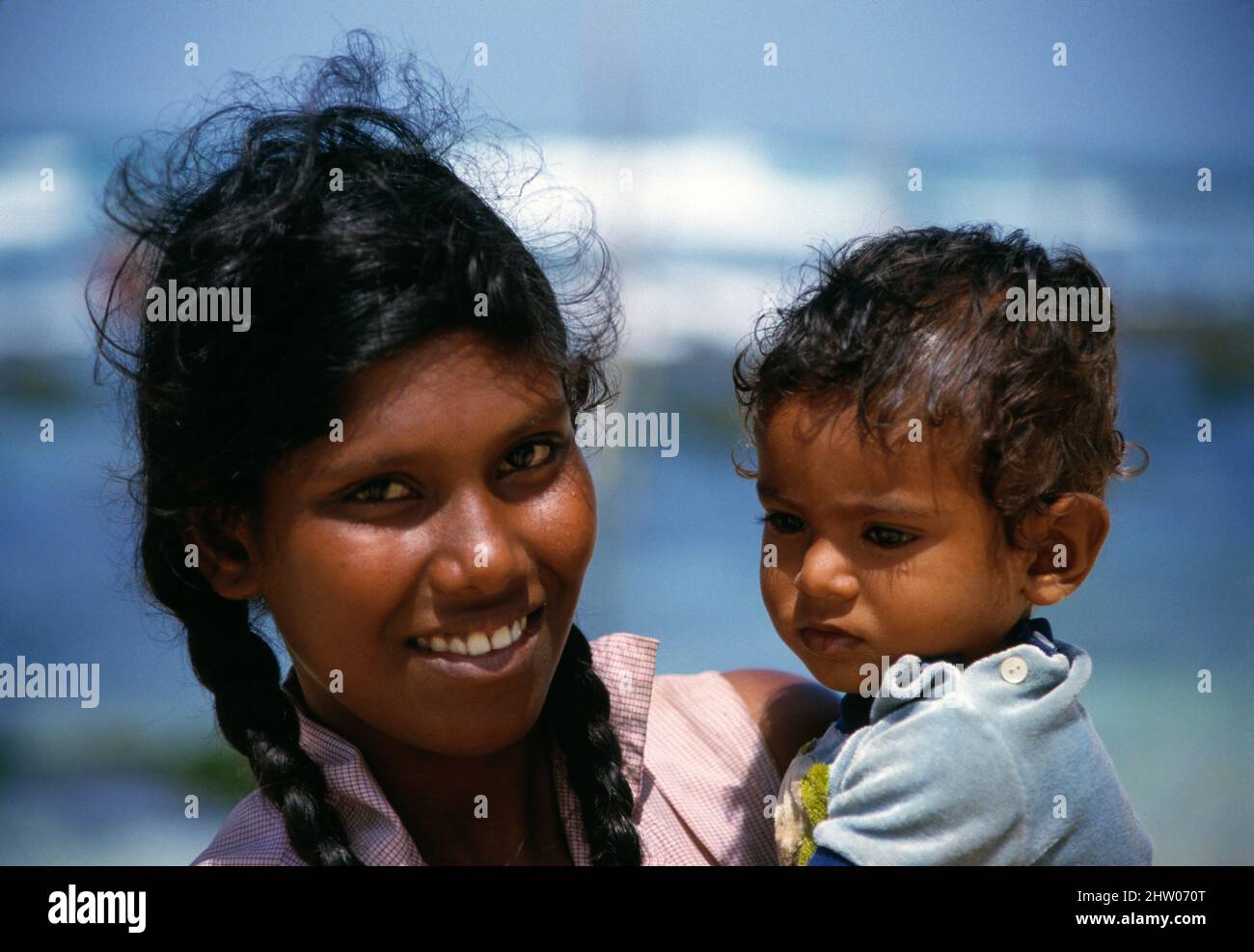 Sri Lanka. Galle. Mujer local con niño. Foto de stock
