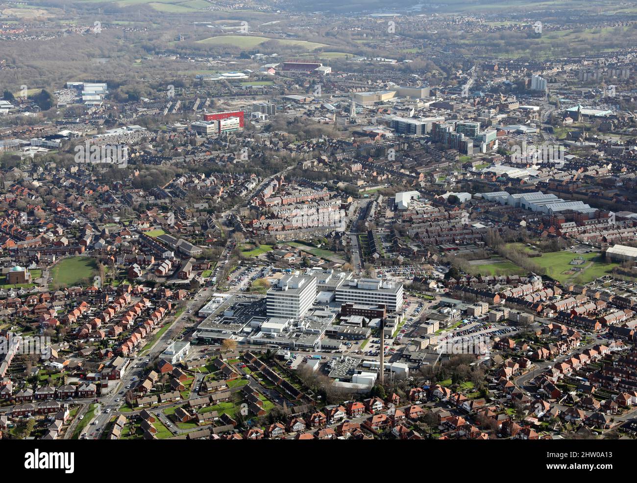 Vista aérea del Hospital Barnsley con el horizonte del centro de la ciudad de Barnsley al fondo, South Yorkshire Foto de stock
