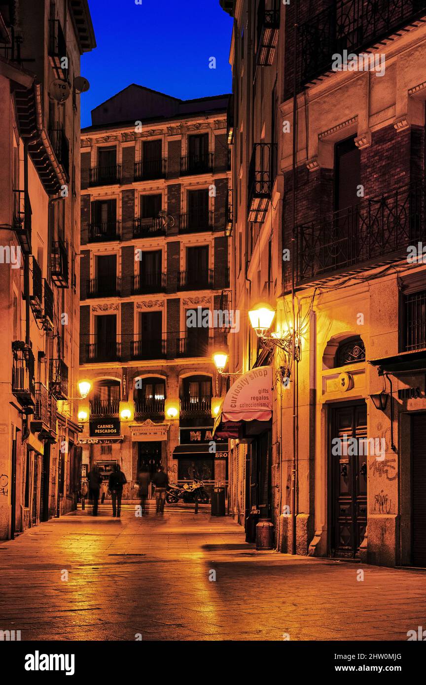 Encantadora Ciudad Vieja de Madrid por la noche, España, UE. Foto de stock