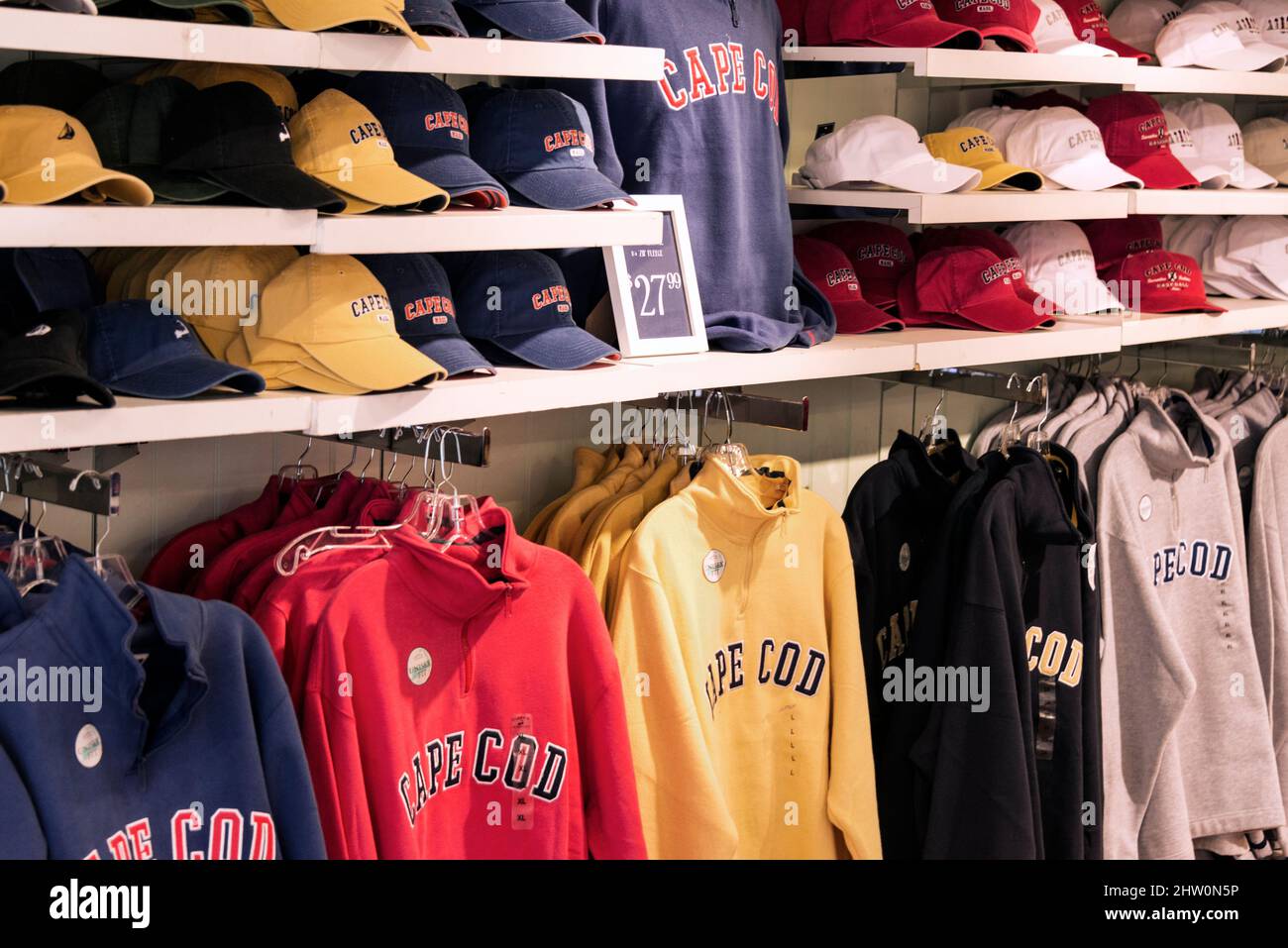Sudaderas y sombreros Souvinier a la venta en la tienda Cape Cod. Foto de stock