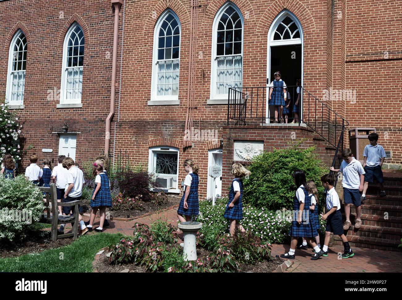 Los niños de la escuela parsocial practican un simulacro de evacuación ordenado. Foto de stock