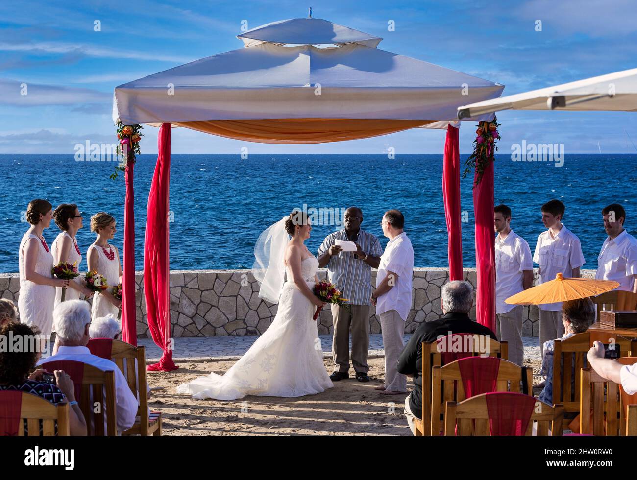 Ceremonia de boda frente al mar en el destino, Negril, Jamaica. Foto de stock