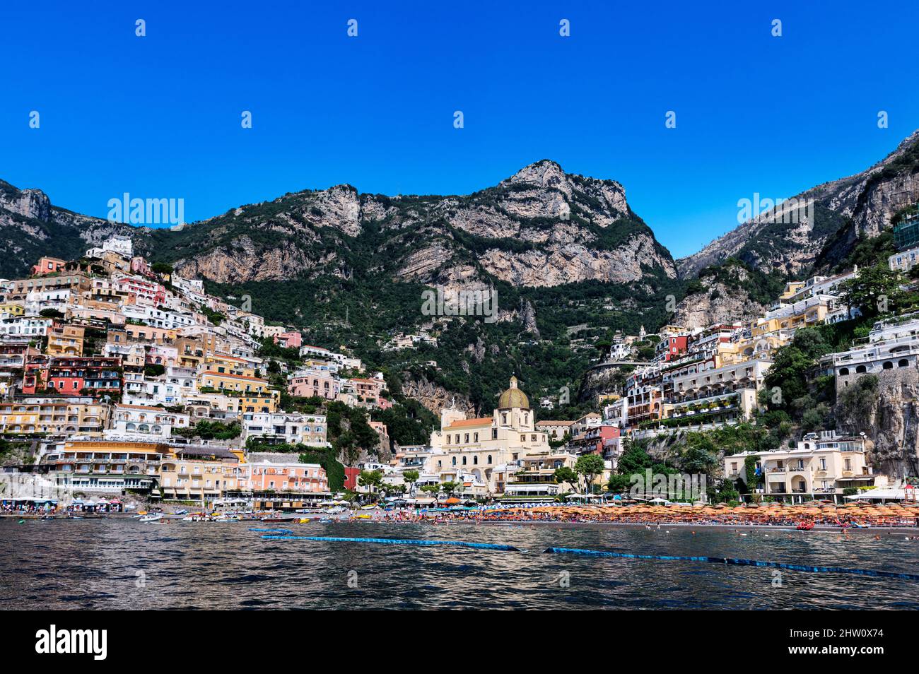 El encantador complejo costero pueblo de Positano, Amalfi Coast, Italia Foto de stock