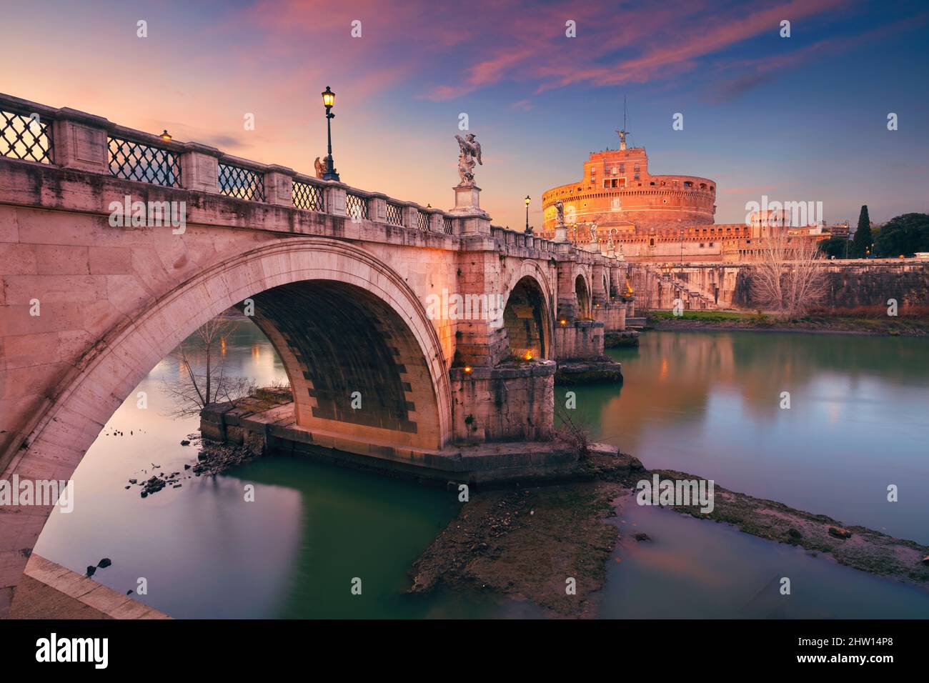 Roma, Italia. Imagen del Castillo del Santo Ángel y del Puente del Santo Ángel sobre el río Tíber en Roma al atardecer. Foto de stock