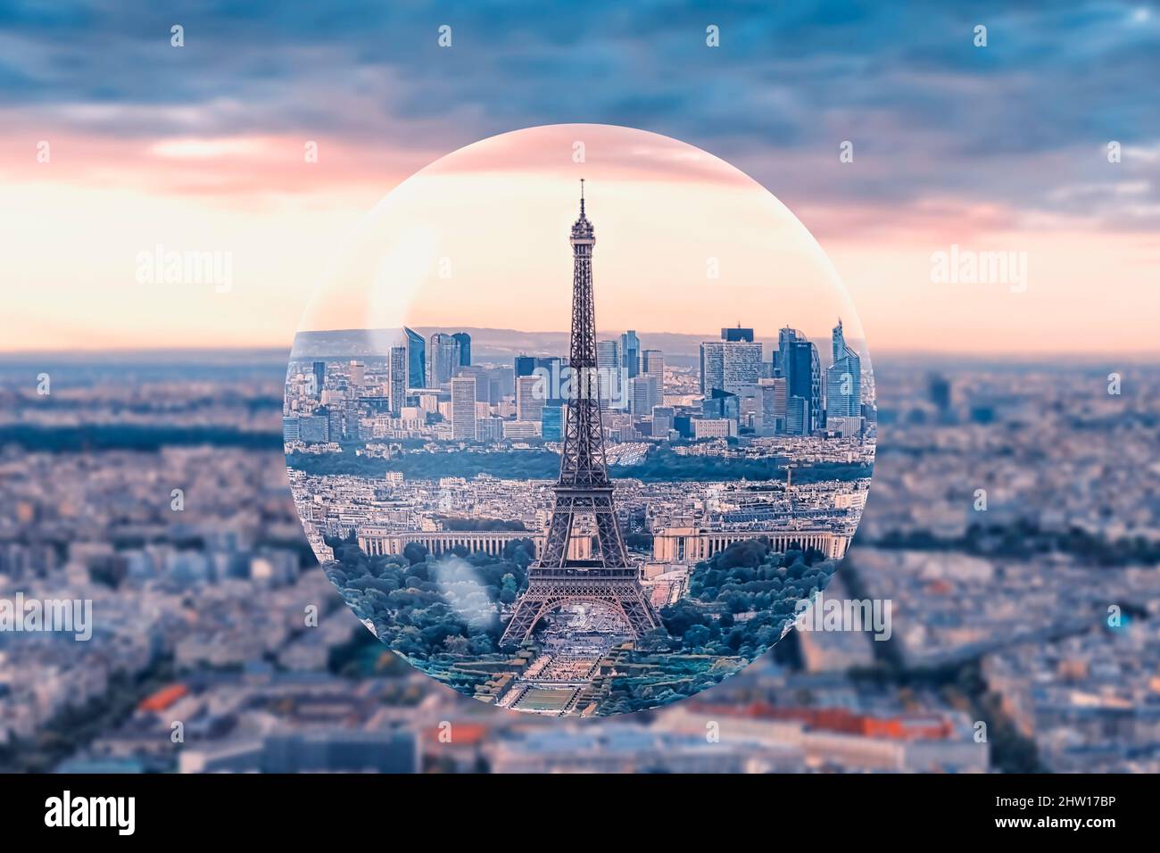 La ciudad de París vista desde una bola de cristal transparente Foto de stock