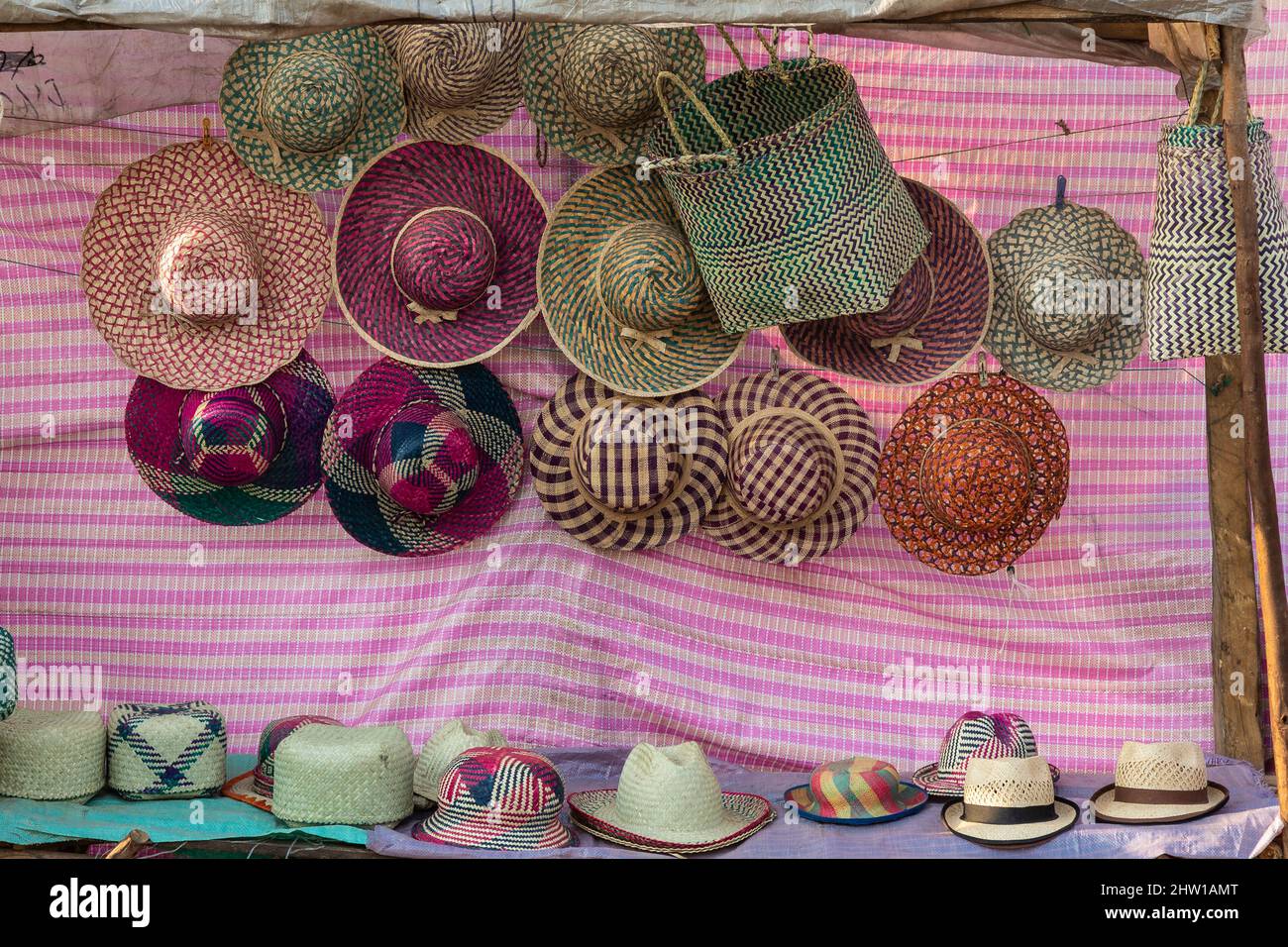 Madagascar Central: Sombreros tejidos y canastas a la venta Foto de stock