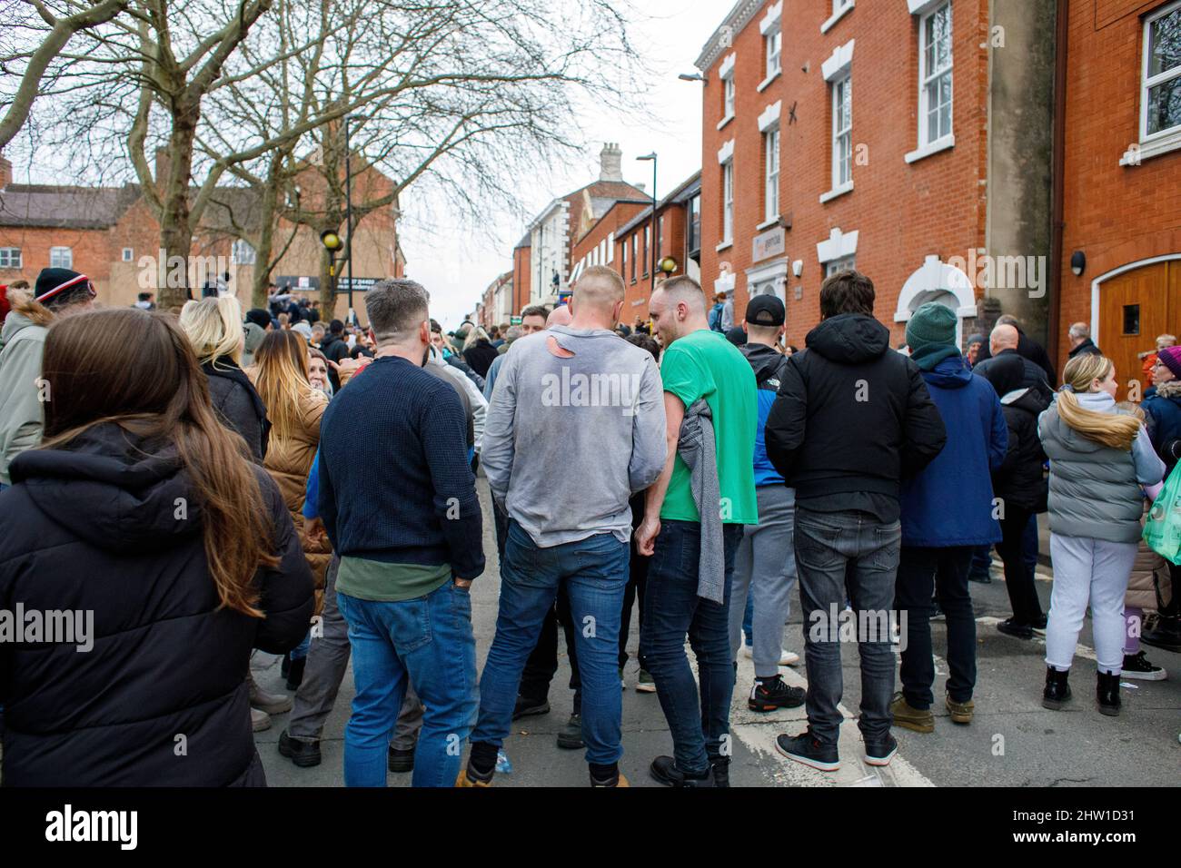 El histórico juego de pelota Atherstone. Jugado después de un año de absceso en 2022 debido a una pausa para Covid. El Atherstone Ball Game es un juego de fútbol 'medieval' que se juega anualmente el martes Shrove en la ciudad inglesa de Atherstone. Se muestran escenas al final del partido cuando se sostiene la pelota. A las 5pm el klaxon sonó y quien sostiene la bola es el ganador. Foto de stock