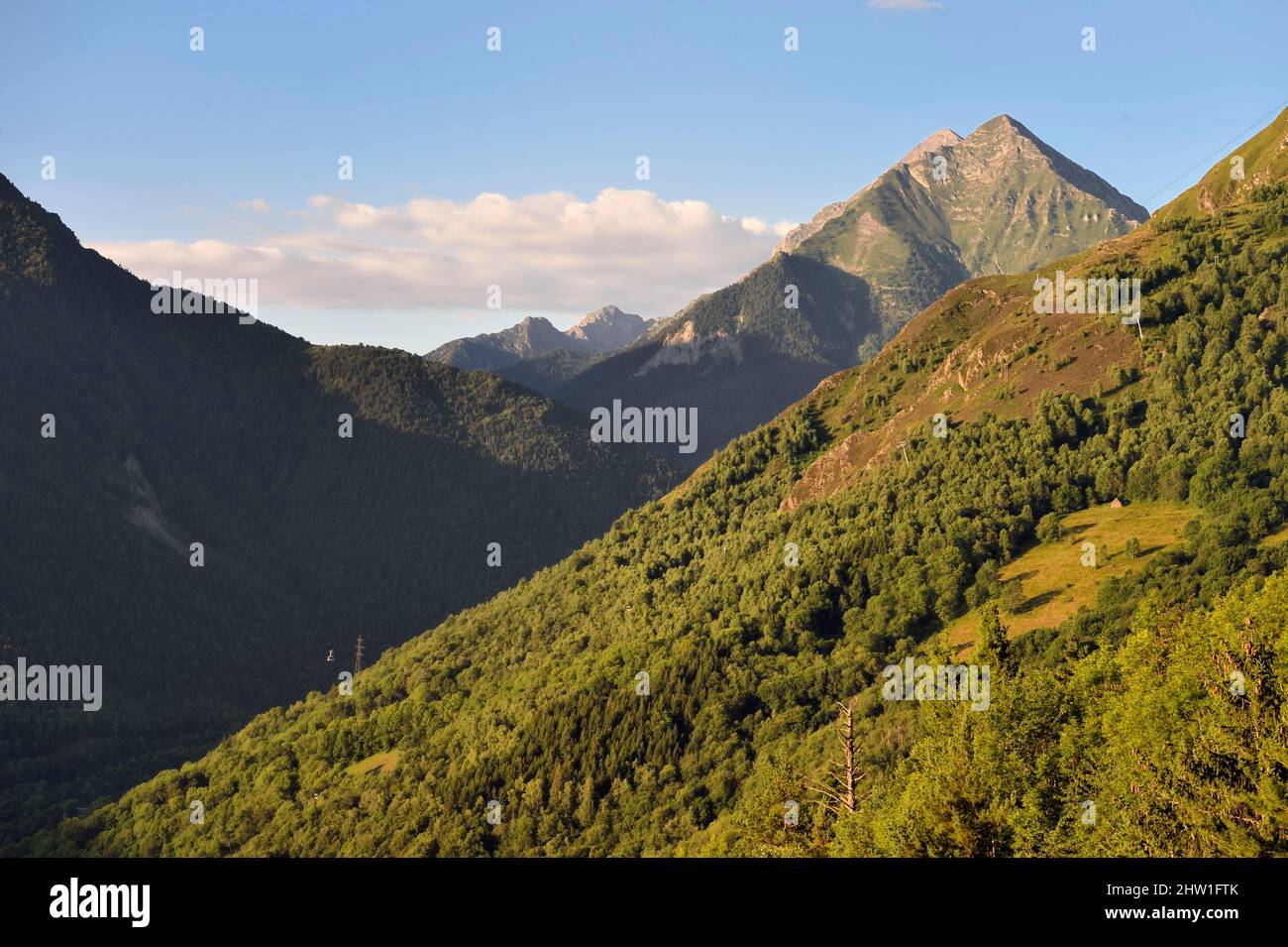 Francia, Altos Pirineos, Saint Lary Soulan, el teleférico que va hasta Pla d'Adet Foto de stock