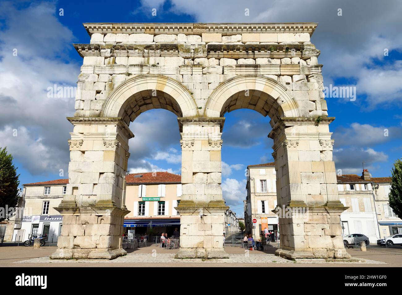 Francia, Charente-Maritime, Saintonge, Saintes, el arco de Germánico es un arco de carretera en el borde del río Charente erigido en el año 18-19 en honor del emperador Tiberio, su hijo Drusus y su sobrino y adoptado hijo Germánico Foto de stock