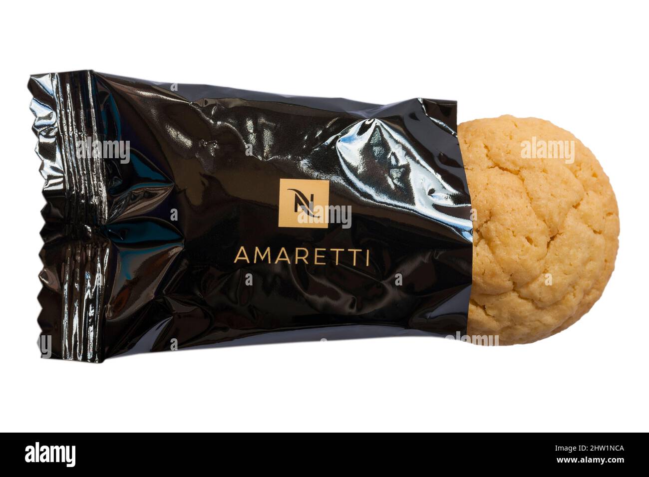 Nespresso Amaretti biscuit aislado sobre fondo blanco - galleta de almendra  Fotografía de stock - Alamy