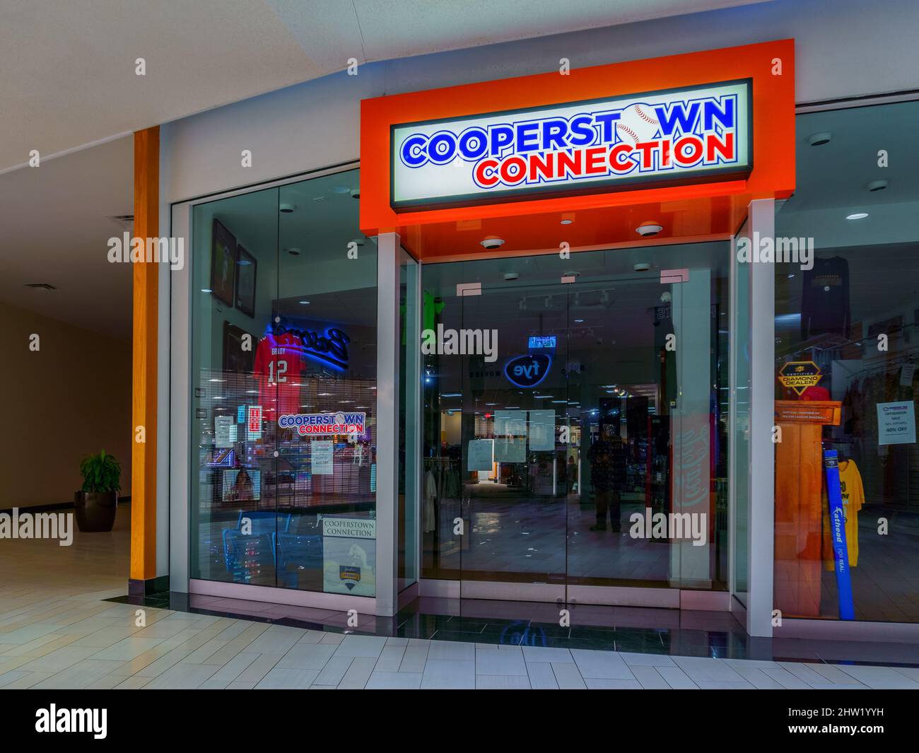 New Hartford, Nueva York - 1 de marzo de 2022: Vista de primer plano de Cooperstown Connection Storefront en Sangertown Mall. Foto de stock