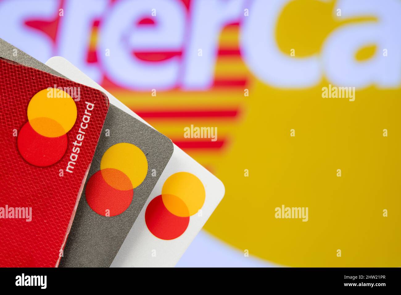 Un grupo de tres tarjetas de crédito Mastercard Foto de stock