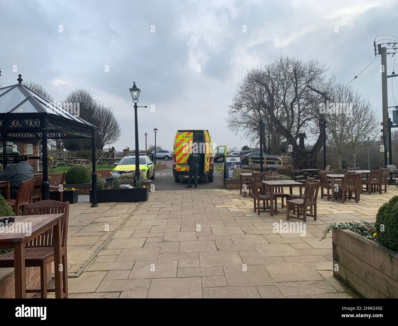 Ambulancia de emergencia en Brampton Holt pub restaurante Northamptonshire  Reino Unido ambulancia médico ayuda de emergencia persona enferma van ayuda  Fotografía de stock - Alamy