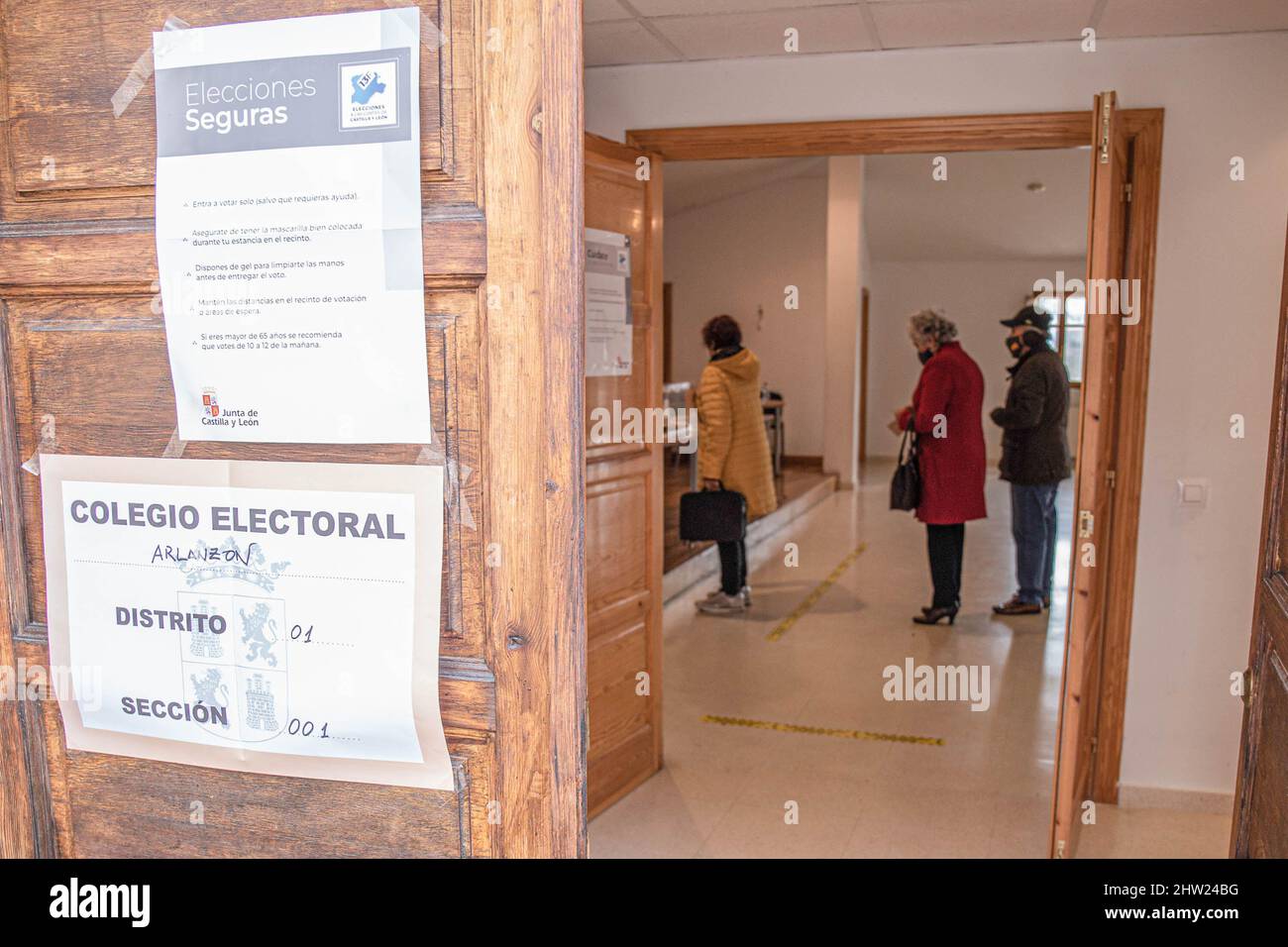 Burgos, España. 13th Feb, 2022. Personas vistas en una cola en la mesa  electoral durante las elecciones en el municipio de ArlanzÛn, Burgos. El  domingo 13 de febrero de 2022 se celebraron