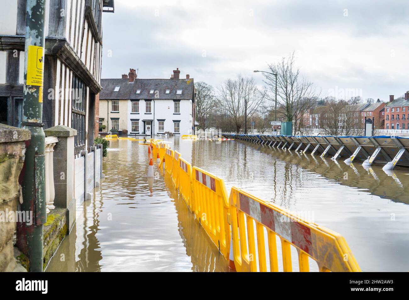 Bewdley, Reino Unido. 23rd de febrero de 2022. El agua de inundación interrumpe el acceso a propiedades en Beale's Corner en la ciudad de Worcestershire en Bewdley, Reino Unido. Crédito: Lee Hudson Foto de stock