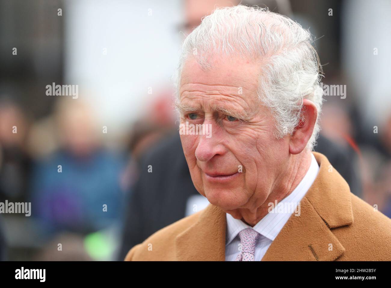 HRH El Príncipe de Gales, el Príncipe Carlos fotografiado durante una visita a Winchester, Hampshire. Foto de stock