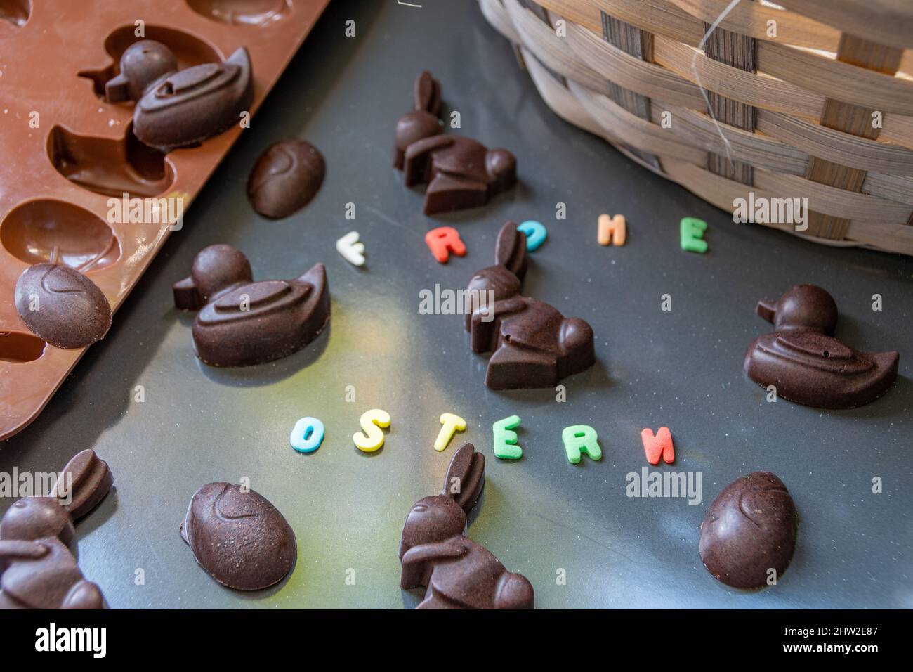 Frohe Ostern mit Zuckerschrift und selbstgemachter Schokolade Foto de stock