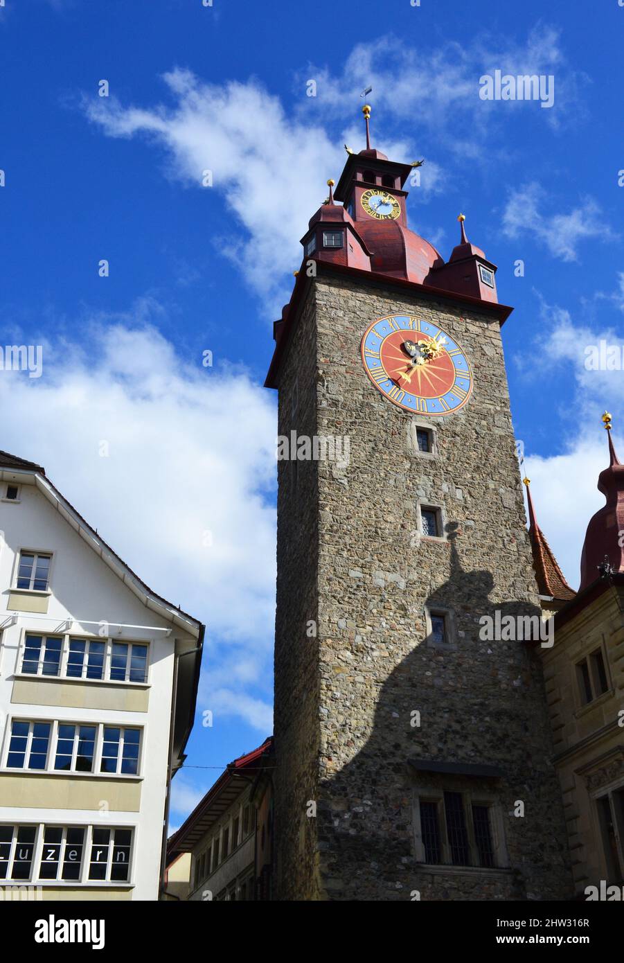 Torre del reloj del Ayuntamiento en Lucerna, Suiza Foto de stock